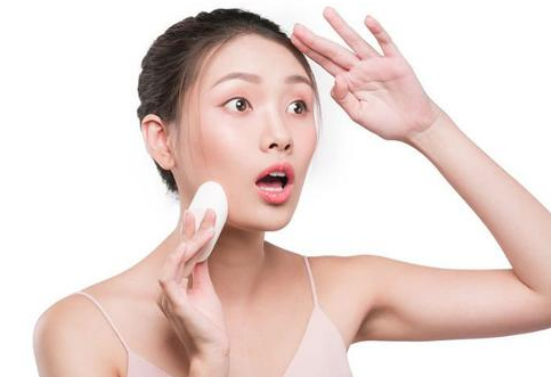 脸上涂抹太多东西
