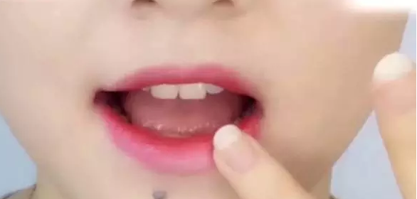 【石家庄化妆学校】教你如何用一只口红化出几个唇色