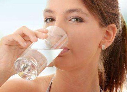 每天至少喝1500ml的白开水