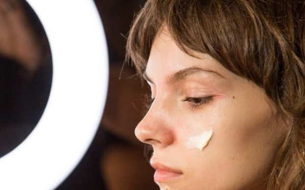 隔离霜可以隔离底妆对你皮肤的伤害 石家庄化妆学校
